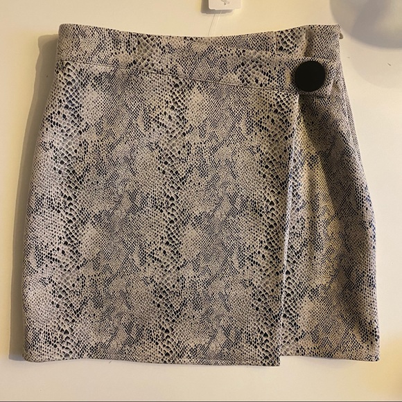 M Boutique snake print mini skirt, size S - Picture 2 of 5